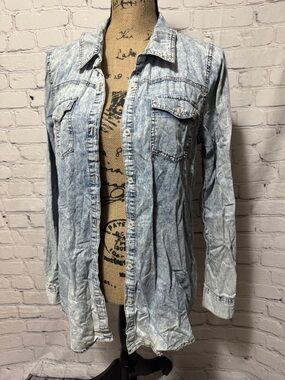 Eye shadow Light Wash Denim Button-Up Shirt acid wash look western cowgirl
